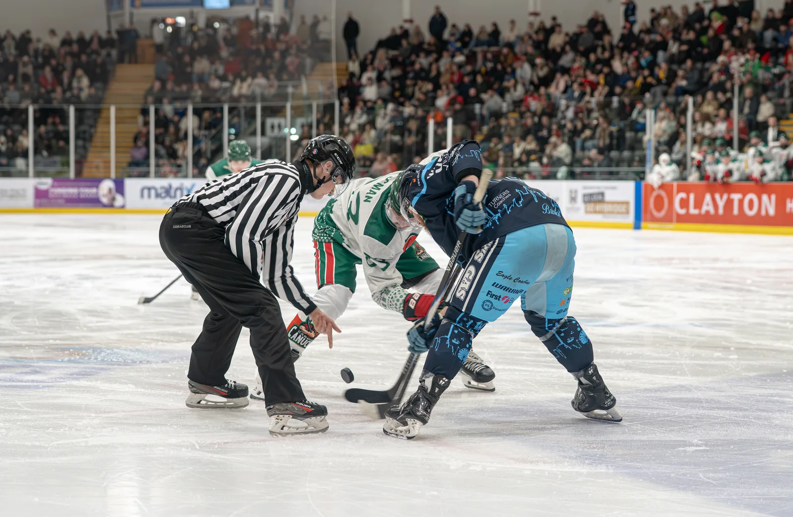 Cardiff and Bristol contest a face-off during the Christmas derby, 21 December 2025.
